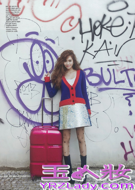 少女时代中的时尚女王Jessica郑秀妍，近日某时尚杂志拍摄了一组秋日旅行画报，在这组画报中Jessica展现俏皮和神秘的气质，俏皮的少女气息让宅男们心动不已，分享Jessica郑秀妍ceci清爽画报写真图片，芭比人偶般的外貌令人难以转移视线。