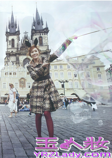 少女时代中的时尚女王Jessica郑秀妍，近日某时尚杂志拍摄了一组秋日旅行画报，在这组画报中Jessica展现俏皮和神秘的气质，俏皮的少女气息让宅男们心动不已，分享Jessica郑秀妍ceci清爽画报写真图片，芭比人偶般的外貌令人难以转移视线。