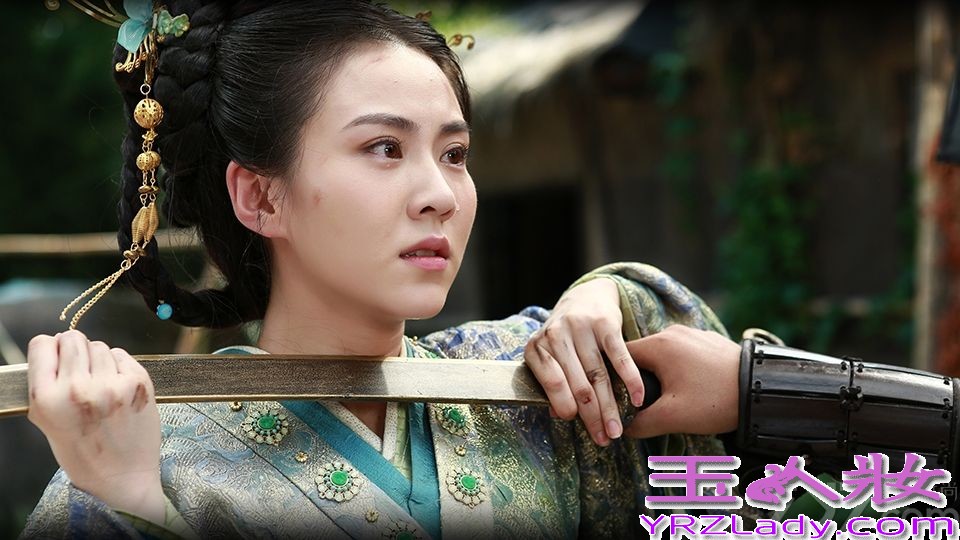 近日，由王珞丹、林峰、李欣聪、周丽淇等联袂主演的《卫子夫》正在卫视热播，该剧讲述了汉武帝刘彻（林峰饰）的第二任皇后卫子夫（王珞丹饰）从一个平凡歌姬变身一代贤后，与汉武帝厮守四十八年的传奇故事。青年演员李欣聪在剧中饰演卫子夫的好姐妹沈葭，默默守在身边不离不弃，鼓励和支持着她。而由李欣聪饰演的沈葭剧照也于今日曝光，图中沈葭与卫子夫相互依靠，并时刻陪伴在卫子夫身边，姐妹情深。