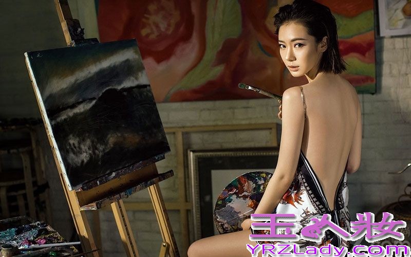 戚薇为某知名时尚杂志拍摄了一组充满艺术感的时尚大片，在镜头中戚薇化身成一位性感的画师，大秀美背和美腿。在充满艺术感的画廊中，各种妩媚的动作让人浮想联翩，下面一起来看看戚薇最新时尚写真集图片，化身性感画师秀美腿。