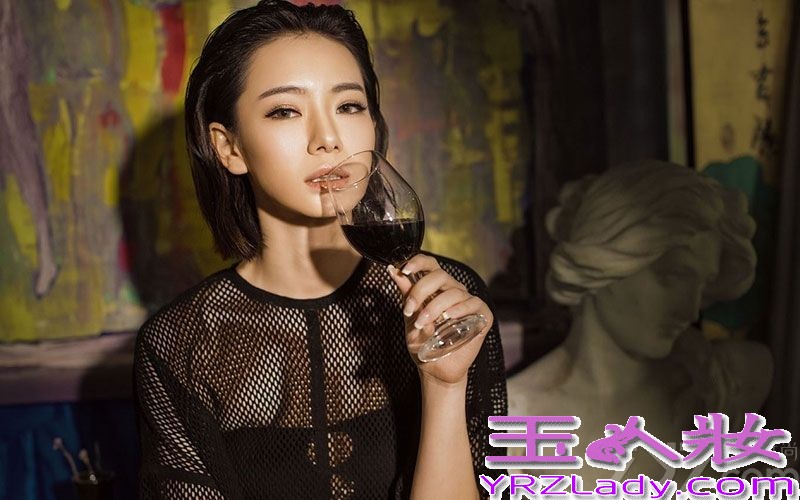 戚薇为某知名时尚杂志拍摄了一组充满艺术感的时尚大片，在镜头中戚薇化身成一位性感的画师，大秀美背和美腿。在充满艺术感的画廊中，各种妩媚的动作让人浮想联翩，下面一起来看看戚薇最新时尚写真集图片，化身性感画师秀美腿。