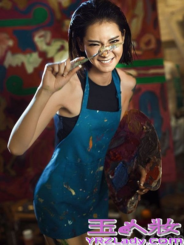 戚薇为某知名时尚杂志拍摄了一组充满艺术感的时尚大片，在镜头中戚薇化身成一位性感的画师，大秀美背和美腿。在充满艺术感的画廊中，各种妩媚的动作让人浮想联翩，下面一起来看看戚薇最新时尚写真集图片，化身性感画师秀美腿。