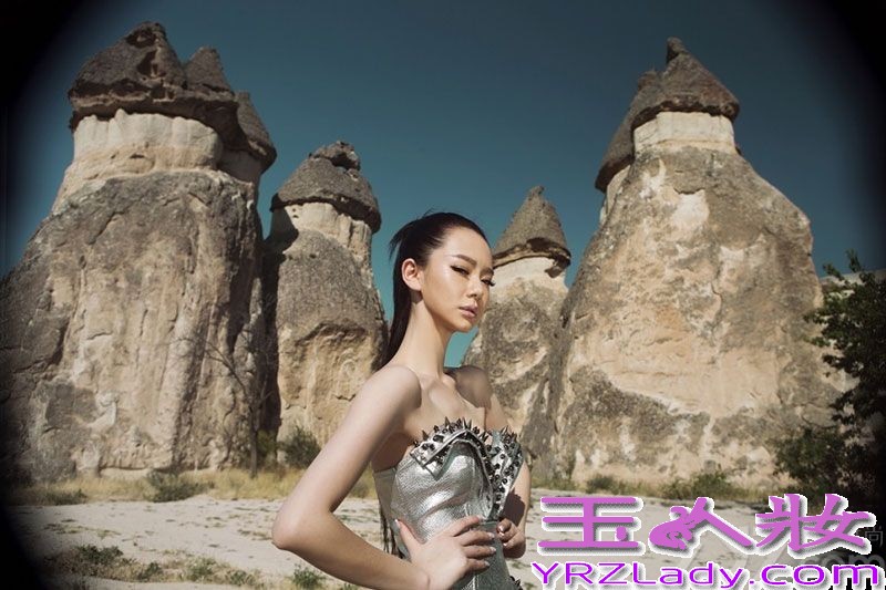 戚薇为某知名时尚杂志拍摄了一组充满艺术感的时尚大片，在镜头中戚薇化身成一位性感的画师，大秀美背和美腿。在充满艺术感的画廊中，各种妩媚的动作让人浮想联翩，下面一起来看看戚薇最新时尚写真集图片，化身性感画师秀美腿。