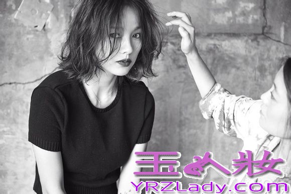 近日，国民妖精李孝利在自己博客上更新一组拍摄画报写真的现场照，在这组现场中，以黑白风格为主的照片里，李孝利面对镜头摆出Pose展现了多样面貌，时尚感令人眼前一亮，分享一组国民妖精李孝利画报写真现场照，黑白风格尽显女神霸气。