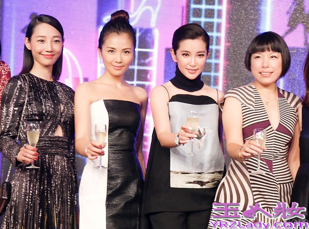 昨日，刘涛以黑色连衣短裙亮相活动现场，美衣点缀色彩缤纷的细碎珊瑚，手工缝制，创意感十足。刘涛秀发高高盘起，干练大气。腕间钻石手链搭配亮丽的红色指甲，更是相得益彰，优雅高贵。红毯上，刘涛一袭黑白露肩皮质连衣裙现身，好身材一览无余。