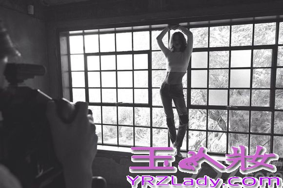 近日，国民妖精李孝利在自己博客上更新一组拍摄画报写真的现场照，在这组现场中，以黑白风格为主的照片里，李孝利面对镜头摆出Pose展现了多样面貌，时尚感令人眼前一亮，分享一组国民妖精李孝利画报写真现场照，黑白风格尽显女神霸气。