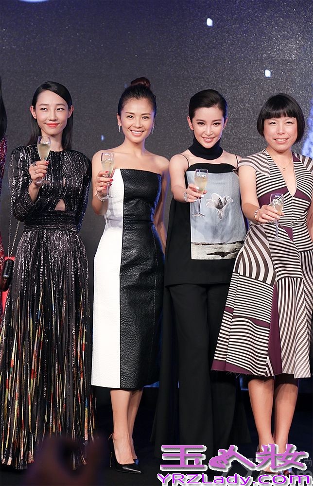 昨日，刘涛以黑色连衣短裙亮相活动现场，美衣点缀色彩缤纷的细碎珊瑚，手工缝制，创意感十足。刘涛秀发高高盘起，干练大气。腕间钻石手链搭配亮丽的红色指甲，更是相得益彰，优雅高贵。红毯上，刘涛一袭黑白露肩皮质连衣裙现身，好身材一览无余。