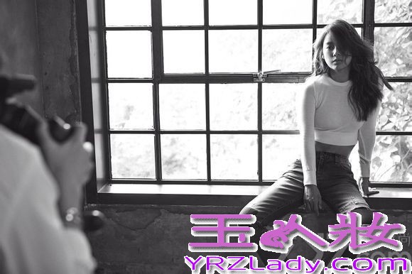 近日，国民妖精李孝利在自己博客上更新一组拍摄画报写真的现场照，在这组现场中，以黑白风格为主的照片里，李孝利面对镜头摆出Pose展现了多样面貌，时尚感令人眼前一亮，分享一组国民妖精李孝利画报写真现场照，黑白风格尽显女神霸气。