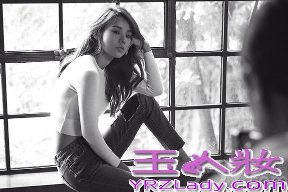 近日，国民妖精李孝利在自己博客上更新一组拍摄画报写真的现场照，在这组现场中，以黑白风格为主的照片里，李孝利面对镜头摆出Pose展现了多样面貌，时尚感令人眼前一亮，分享一组国民妖精李孝利画报写真现场照，黑白风格尽显女神霸气。