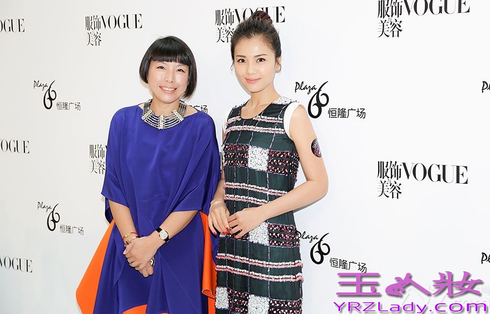 昨日，刘涛以黑色连衣短裙亮相活动现场，美衣点缀色彩缤纷的细碎珊瑚，手工缝制，创意感十足。刘涛秀发高高盘起，干练大气。腕间钻石手链搭配亮丽的红色指甲，更是相得益彰，优雅高贵。红毯上，刘涛一袭黑白露肩皮质连衣裙现身，好身材一览无余。