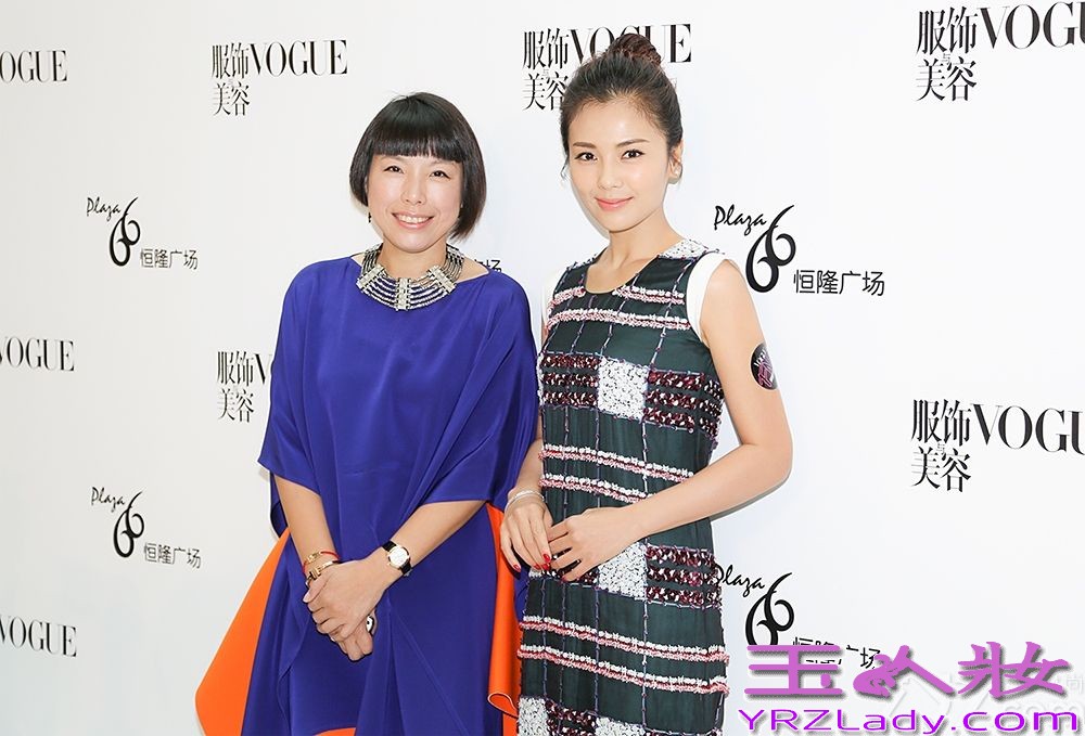 昨日，刘涛以黑色连衣短裙亮相活动现场，美衣点缀色彩缤纷的细碎珊瑚，手工缝制，创意感十足。刘涛秀发高高盘起，干练大气。腕间钻石手链搭配亮丽的红色指甲，更是相得益彰，优雅高贵。红毯上，刘涛一袭黑白露肩皮质连衣裙现身，好身材一览无余。