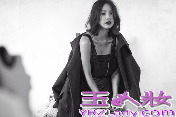 近日，国民妖精李孝利在自己博客上更新一组拍摄画报写真的现场照，在这组现场中，以黑白风格为主的照片里，李孝利面对镜头摆出Pose展现了多样面貌，时尚感令人眼前一亮，分享一组国民妖精李孝利画报写真现场照，黑白风格尽显女神霸气。