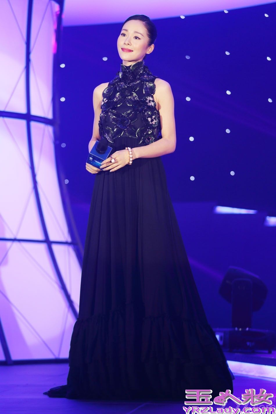 昨晚，华鼎奖百强电视剧颁奖典礼在京隆重举行。时隔流年重返荧屏的江一燕，一袭冷黑迷情长裙抢镜红毯，并凭借《像火花先蝴蝶》夺得近代题材最佳女主角。歌艺非凡的她也在现场惊艳献唱电视剧主题曲《外婆桥》，并透露自己很希望携手曾经合作《我们无处安放的青春》的导演沈严，再擦出一次荧屏新火花。