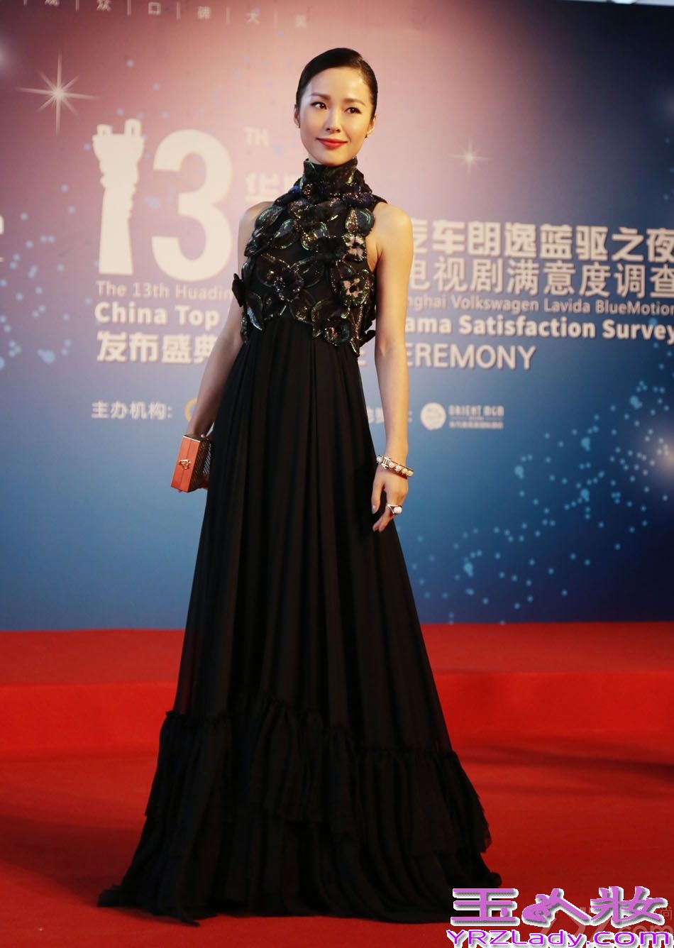 昨晚，华鼎奖百强电视剧颁奖典礼在京隆重举行。时隔流年重返荧屏的江一燕，一袭冷黑迷情长裙抢镜红毯，并凭借《像火花先蝴蝶》夺得近代题材最佳女主角。歌艺非凡的她也在现场惊艳献唱电视剧主题曲《外婆桥》，并透露自己很希望携手曾经合作《我们无处安放的青春》的导演沈严，再擦出一次荧屏新火花。