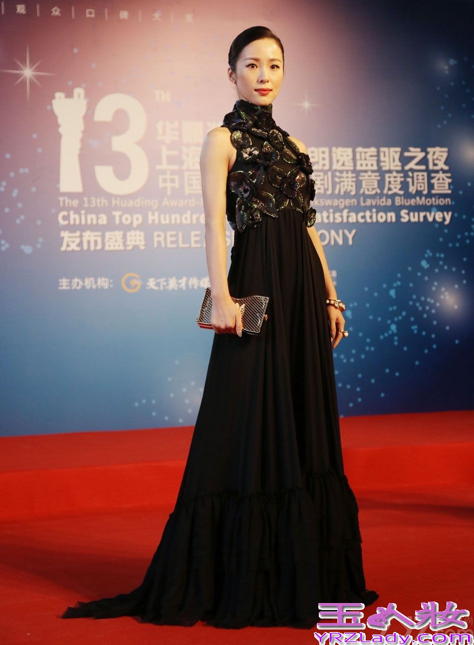 昨晚，华鼎奖百强电视剧颁奖典礼在京隆重举行。时隔流年重返荧屏的江一燕，一袭冷黑迷情长裙抢镜红毯，并凭借《像火花先蝴蝶》夺得近代题材最佳女主角。歌艺非凡的她也在现场惊艳献唱电视剧主题曲《外婆桥》，并透露自己很希望携手曾经合作《我们无处安放的青春》的导演沈严，再擦出一次荧屏新火花。