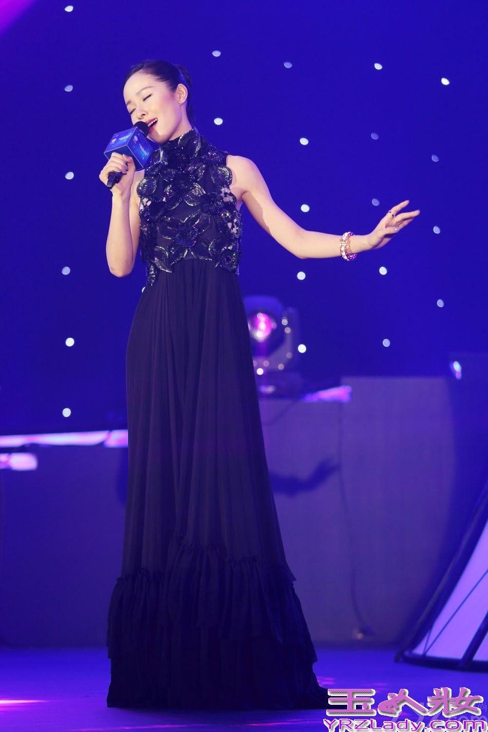 昨晚，华鼎奖百强电视剧颁奖典礼在京隆重举行。时隔流年重返荧屏的江一燕，一袭冷黑迷情长裙抢镜红毯，并凭借《像火花先蝴蝶》夺得近代题材最佳女主角。歌艺非凡的她也在现场惊艳献唱电视剧主题曲《外婆桥》，并透露自己很希望携手曾经合作《我们无处安放的青春》的导演沈严，再擦出一次荧屏新火花。