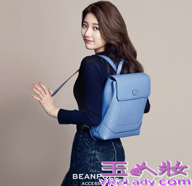 近日，国民初恋秀智为某时尚箱包拍摄的画报写真幕后照在近日公开，在这组幕后花絮照中，秀智依旧不改爱玩的心态，各种俏皮可爱的动作，让宅男们心动不已。但真正拍摄起来时，立马又能严肃起来成为职场中非常干练又美丽的时尚丽人。分享国民初恋秀智画报写真，看都市丽人女神魅力如何势不可挡。