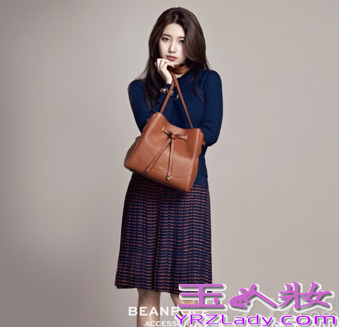 近日，国民初恋秀智为某时尚箱包拍摄的画报写真幕后照在近日公开，在这组幕后花絮照中，秀智依旧不改爱玩的心态，各种俏皮可爱的动作，让宅男们心动不已。但真正拍摄起来时，立马又能严肃起来成为职场中非常干练又美丽的时尚丽人。分享国民初恋秀智画报写真，看都市丽人女神魅力如何势不可挡。