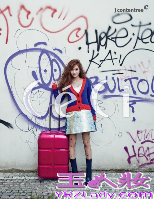 近日，冰山女王Jessica郑秀妍为某时尚画报成立20周年拍摄了一组画报写真，在这组画报写真中，Jessica用自己精致完美的面容轻松驾驭了多种时尚潮流装扮，不管是少女清新风，还是随性的度假魅力都能完美展现，分享Jessica郑秀妍画报写真图片，看时尚女王如何玩转各种气质装扮。