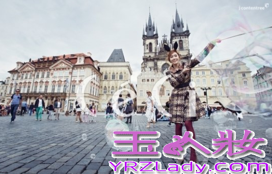 近日，冰山女王Jessica郑秀妍为某时尚画报成立20周年拍摄了一组画报写真，在这组画报写真中，Jessica用自己精致完美的面容轻松驾驭了多种时尚潮流装扮，不管是少女清新风，还是随性的度假魅力都能完美展现，分享Jessica郑秀妍画报写真图片，看时尚女王如何玩转各种气质装扮。