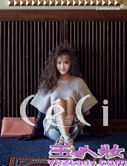 近日，冰山女王Jessica郑秀妍为某时尚画报成立20周年拍摄了一组画报写真，在这组画报写真中，Jessica用自己精致完美的面容轻松驾驭了多种时尚潮流装扮，不管是少女清新风，还是随性的度假魅力都能完美展现，分享Jessica郑秀妍画报写真图片，看时尚女王如何玩转各种气质装扮。