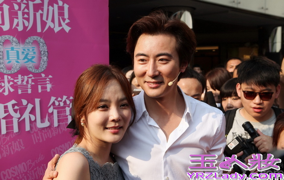 今日上午，韩国某网站曝光了两张蔡琳与高梓淇婚纱照的写真，在整个画面中，蔡琳与高梓淇幸福对望的样子惹来众多粉丝直呼羡慕。同时该组画报将通过《ELLE BRIDE》韩国传刊号公开，而两人也将在不久的10月举行幸福与甜蜜的婚礼。