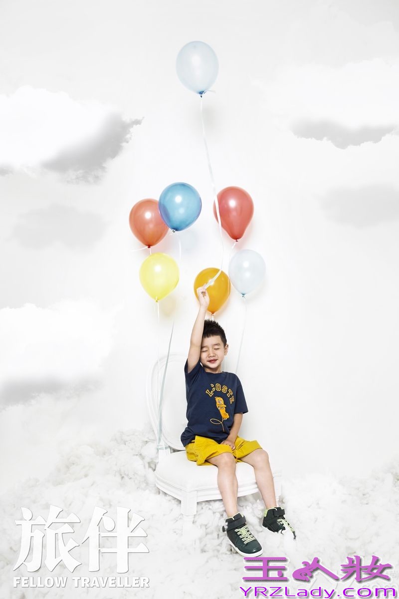 近日，杨威携杨阳洋拍摄某杂志大片曝光，杨威眼神从容，杨阳洋机灵活泼，时而双眼紧闭陶醉其中，时而灵动调皮，一副让人想捏捏小脸蛋的表情。拍摄场景似在一片祥云之中，恰似杨威云淡风轻的心态和谈吐间透出的与世无争。