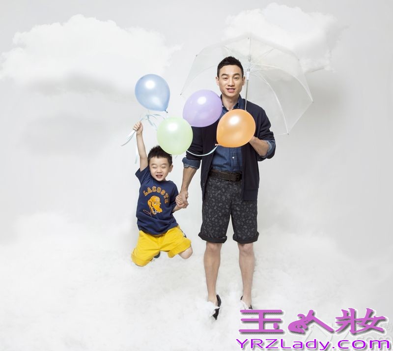 近日，杨威携杨阳洋拍摄某杂志大片曝光，杨威眼神从容，杨阳洋机灵活泼，时而双眼紧闭陶醉其中，时而灵动调皮，一副让人想捏捏小脸蛋的表情。拍摄场景似在一片祥云之中，恰似杨威云淡风轻的心态和谈吐间透出的与世无争。