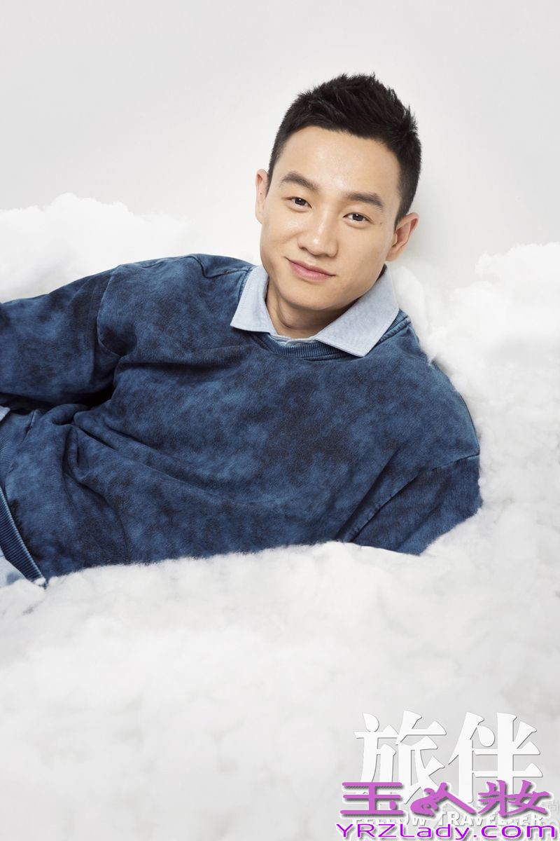 近日，杨威携杨阳洋拍摄某杂志大片曝光，杨威眼神从容，杨阳洋机灵活泼，时而双眼紧闭陶醉其中，时而灵动调皮，一副让人想捏捏小脸蛋的表情。拍摄场景似在一片祥云之中，恰似杨威云淡风轻的心态和谈吐间透出的与世无争。