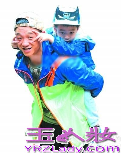 近日，杨威携杨阳洋拍摄某杂志大片曝光，杨威眼神从容，杨阳洋机灵活泼，时而双眼紧闭陶醉其中，时而灵动调皮，一副让人想捏捏小脸蛋的表情。拍摄场景似在一片祥云之中，恰似杨威云淡风轻的心态和谈吐间透出的与世无争。