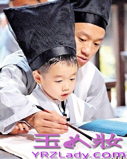 近日，杨威携杨阳洋拍摄某杂志大片曝光，杨威眼神从容，杨阳洋机灵活泼，时而双眼紧闭陶醉其中，时而灵动调皮，一副让人想捏捏小脸蛋的表情。拍摄场景似在一片祥云之中，恰似杨威云淡风轻的心态和谈吐间透出的与世无争。