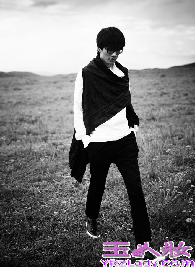 暌违两年发片的海蝶音乐旗下创作才子许嵩近日曝光一组最新写真，潇洒行走在黑白色调群山之间的许嵩虽然潮装加身，但气场却与大自然“交织并进”的悠然自在，如同新专辑《不如吃茶去》中东方的清音雅乐，西方的律动节奏的精彩碰撞。
