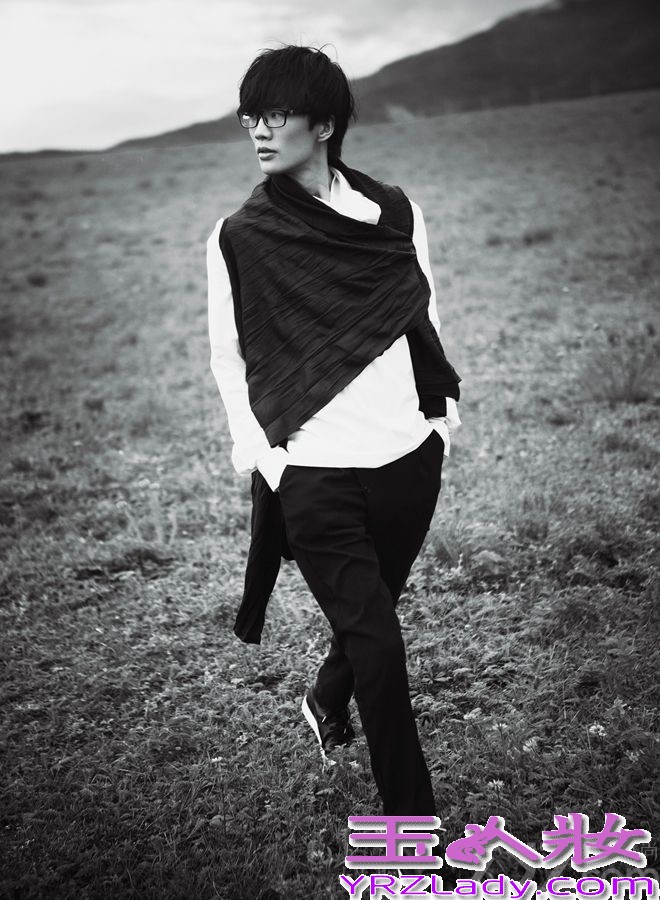 暌违两年发片的海蝶音乐旗下创作才子许嵩近日曝光一组最新写真，潇洒行走在黑白色调群山之间的许嵩虽然潮装加身，但气场却与大自然“交织并进”的悠然自在，如同新专辑《不如吃茶去》中东方的清音雅乐，西方的律动节奏的精彩碰撞。