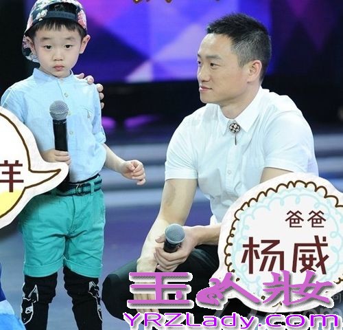 近日，杨威携杨阳洋拍摄某杂志大片曝光，杨威眼神从容，杨阳洋机灵活泼，时而双眼紧闭陶醉其中，时而灵动调皮，一副让人想捏捏小脸蛋的表情。拍摄场景似在一片祥云之中，恰似杨威云淡风轻的心态和谈吐间透出的与世无争。