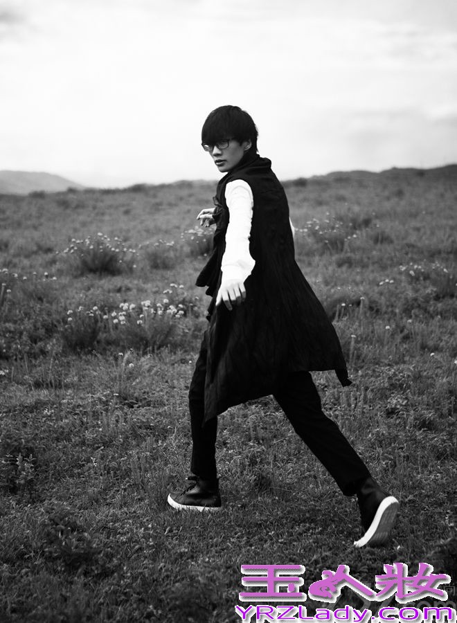 暌违两年发片的海蝶音乐旗下创作才子许嵩近日曝光一组最新写真，潇洒行走在黑白色调群山之间的许嵩虽然潮装加身，但气场却与大自然“交织并进”的悠然自在，如同新专辑《不如吃茶去》中东方的清音雅乐，西方的律动节奏的精彩碰撞。