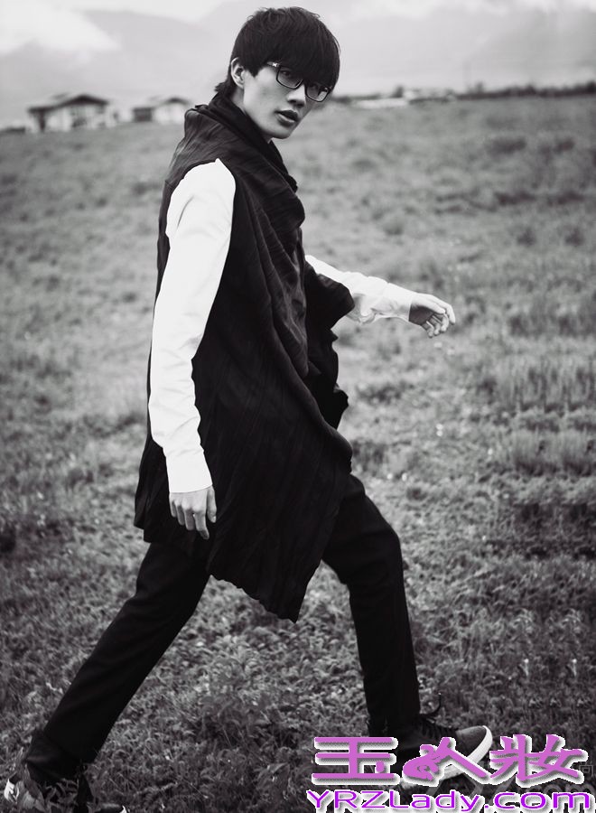 暌违两年发片的海蝶音乐旗下创作才子许嵩近日曝光一组最新写真，潇洒行走在黑白色调群山之间的许嵩虽然潮装加身，但气场却与大自然“交织并进”的悠然自在，如同新专辑《不如吃茶去》中东方的清音雅乐，西方的律动节奏的精彩碰撞。