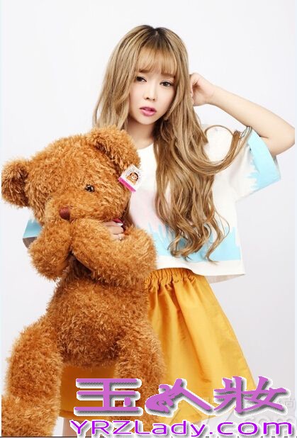 清新萌主裴紫绮刚刚过关斩将从众多明星中以最甜美的姿态和不可预估的发展空间夺得中国泰迪熊第一品牌柏文熊的形象大使合约，将在九月份携手柏文熊举办新专辑发布会，以及主演新电影《紫夜》观影会。下面为大家分享清新萌主裴紫绮碰上爱之萌物写真图片，萌萌碰撞甜蜜无比。