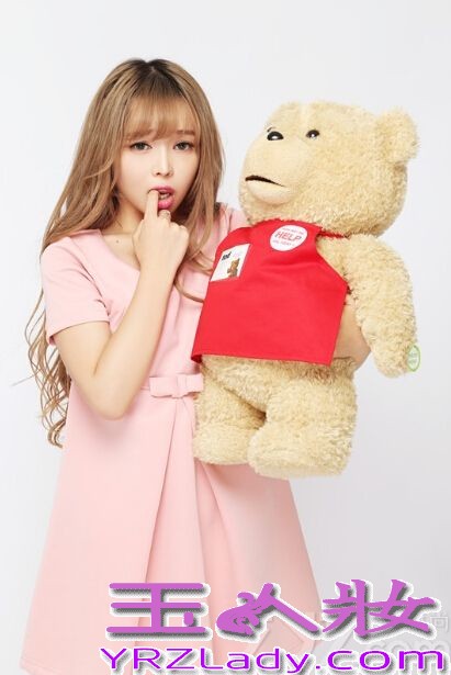 清新萌主裴紫绮刚刚过关斩将从众多明星中以最甜美的姿态和不可预估的发展空间夺得中国泰迪熊第一品牌柏文熊的形象大使合约，将在九月份携手柏文熊举办新专辑发布会，以及主演新电影《紫夜》观影会。下面为大家分享清新萌主裴紫绮碰上爱之萌物写真图片，萌萌碰撞甜蜜无比。