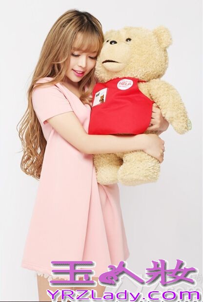 清新萌主裴紫绮刚刚过关斩将从众多明星中以最甜美的姿态和不可预估的发展空间夺得中国泰迪熊第一品牌柏文熊的形象大使合约，将在九月份携手柏文熊举办新专辑发布会，以及主演新电影《紫夜》观影会。下面为大家分享清新萌主裴紫绮碰上爱之萌物写真图片，萌萌碰撞甜蜜无比。