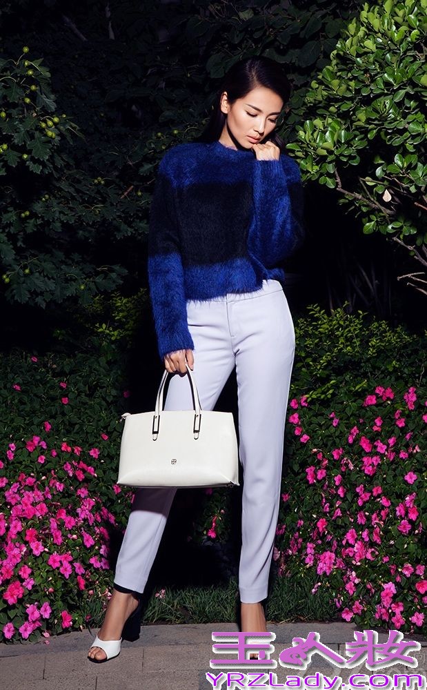 近日，刘涛曝光了一组时尚大片，女神范儿十足。刘涛在一档真人秀节目里展示了旅行居家的“无敌神功”。再加上无敌甜美笑容和无可挑剔的时尚品位，2014年的刘涛晋升为“零差评女神”。