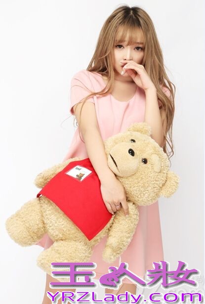 清新萌主裴紫绮刚刚过关斩将从众多明星中以最甜美的姿态和不可预估的发展空间夺得中国泰迪熊第一品牌柏文熊的形象大使合约，将在九月份携手柏文熊举办新专辑发布会，以及主演新电影《紫夜》观影会。下面为大家分享清新萌主裴紫绮碰上爱之萌物写真图片，萌萌碰撞甜蜜无比。