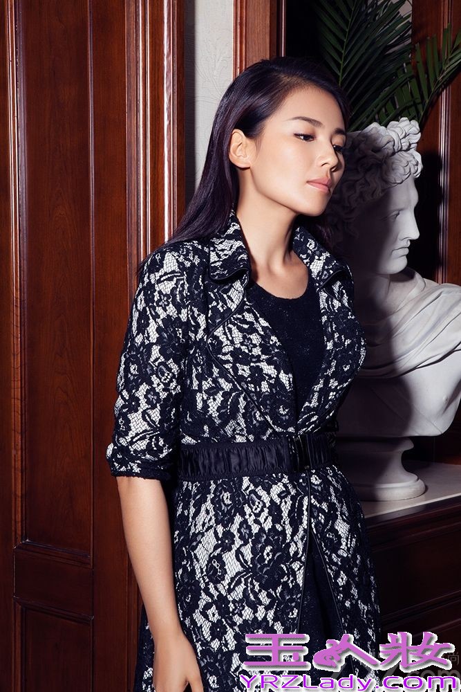 近日，刘涛曝光了一组时尚大片，女神范儿十足。刘涛在一档真人秀节目里展示了旅行居家的“无敌神功”。再加上无敌甜美笑容和无可挑剔的时尚品位，2014年的刘涛晋升为“零差评女神”。