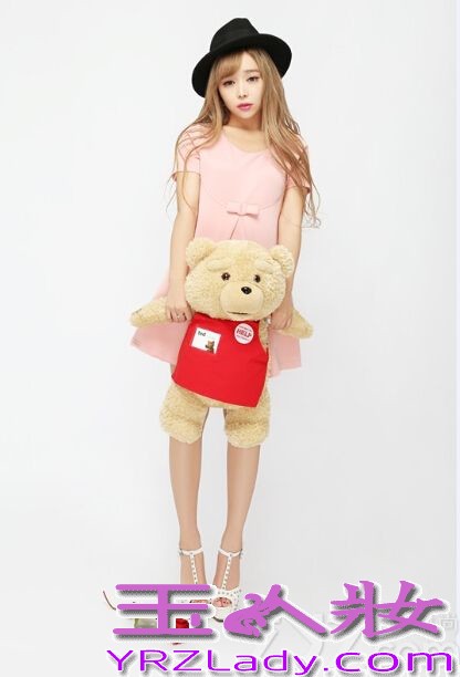 清新萌主裴紫绮刚刚过关斩将从众多明星中以最甜美的姿态和不可预估的发展空间夺得中国泰迪熊第一品牌柏文熊的形象大使合约，将在九月份携手柏文熊举办新专辑发布会，以及主演新电影《紫夜》观影会。下面为大家分享清新萌主裴紫绮碰上爱之萌物写真图片，萌萌碰撞甜蜜无比。