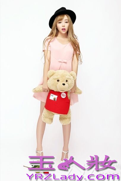 清新萌主裴紫绮刚刚过关斩将从众多明星中以最甜美的姿态和不可预估的发展空间夺得中国泰迪熊第一品牌柏文熊的形象大使合约，将在九月份携手柏文熊举办新专辑发布会，以及主演新电影《紫夜》观影会。下面为大家分享清新萌主裴紫绮碰上爱之萌物写真图片，萌萌碰撞甜蜜无比。