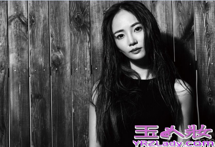 艺人陈一玲，汉族，中国大陆新晋女歌手，2013年参加《中国最强音》获得全国12强（女子组3强）、全国第4名备受关注。最近曝光了一组时尚写真，飘逸的长发和迷人的笑容优雅迷人，展现了她的冷艳独特气质。