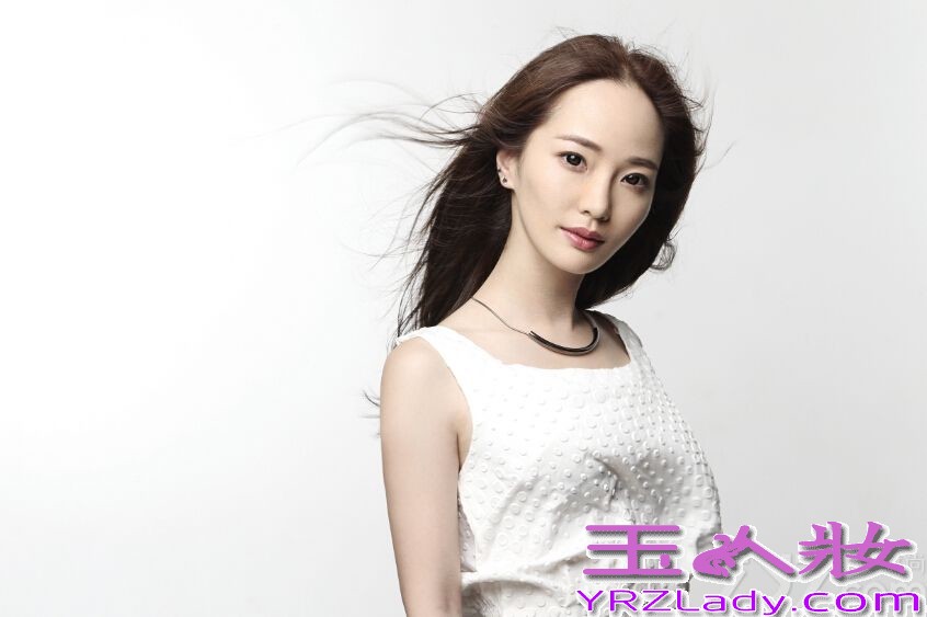 艺人陈一玲，汉族，中国大陆新晋女歌手，2013年参加《中国最强音》获得全国12强（女子组3强）、全国第4名备受关注。最近曝光了一组时尚写真，飘逸的长发和迷人的笑容优雅迷人，展现了她的冷艳独特气质。