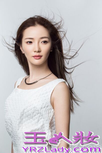 艺人陈一玲，汉族，中国大陆新晋女歌手，2013年参加《中国最强音》获得全国12强（女子组3强）、全国第4名备受关注。最近曝光了一组时尚写真，飘逸的长发和迷人的笑容优雅迷人，展现了她的冷艳独特气质。