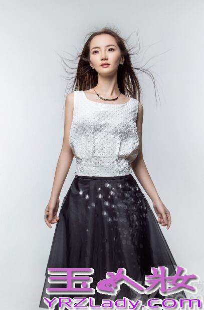 艺人陈一玲，汉族，中国大陆新晋女歌手，2013年参加《中国最强音》获得全国12强（女子组3强）、全国第4名备受关注。最近曝光了一组时尚写真，飘逸的长发和迷人的笑容优雅迷人，展现了她的冷艳独特气质。