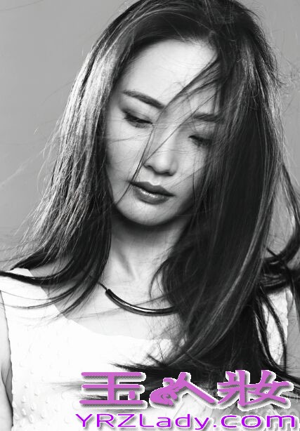 艺人陈一玲，汉族，中国大陆新晋女歌手，2013年参加《中国最强音》获得全国12强（女子组3强）、全国第4名备受关注。最近曝光了一组时尚写真，飘逸的长发和迷人的笑容优雅迷人，展现了她的冷艳独特气质。