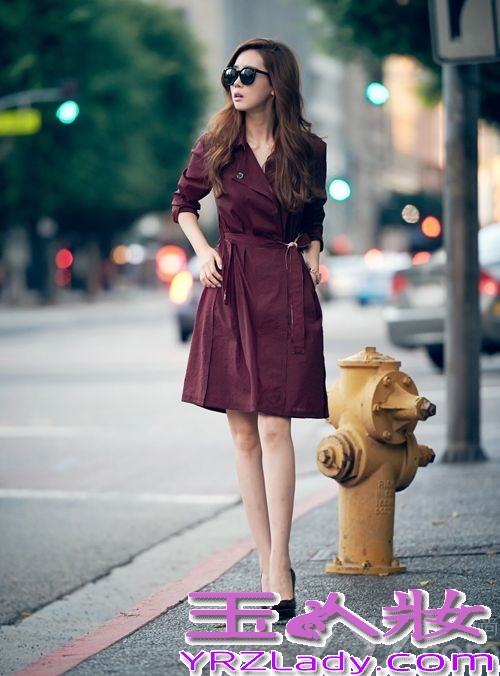韩流明星李多海前不久远赴LA拍摄了一组时尚画报写着，在这组画报写真中，李多海穿着酒红色连衣裙，带上黑色墨镜，随意漫步在街头的画面，一举一动都能成为一张精致画报，本身就拥有完美身材的她，几乎不需要修饰就是一位非常完美的模特，分享李多海LA时尚街拍写真图，穿酒红色风衣尽显大牌女神范。